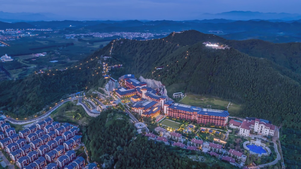Grand Bay Hotel Beijing — 4-Star Luxury Hotel in Beijing, People's Republic of China