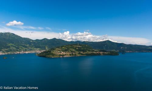 Italian Vacation Homes Panoramic Villa — 4-Star Luxury Hotel in Parzanica, Italy