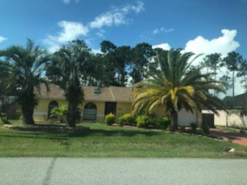 Heated Pool home fenced yard near the beach — 4-Star Luxury Hotel in Palm Coast, United States