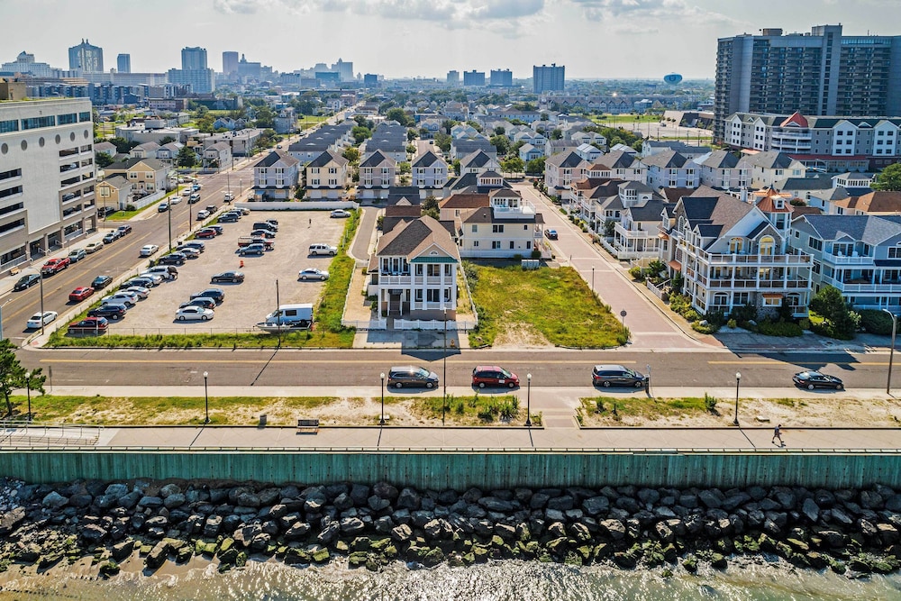 Idyllic Oceanfront Home on Atlantic City Boardwalk - photo 27