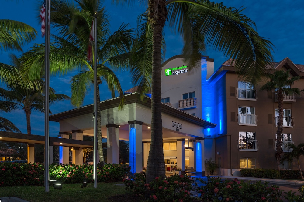 Holiday Inn Express Hotel Naples Downtown 5th Avenue - photo 40