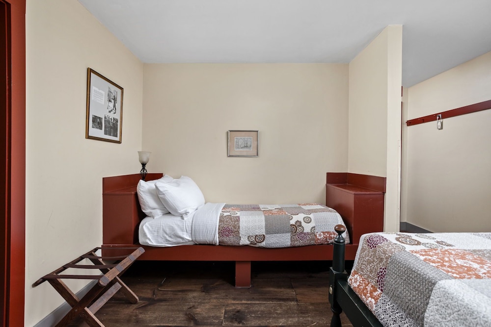 Artists Colony Inn & Restaurant - photo 11