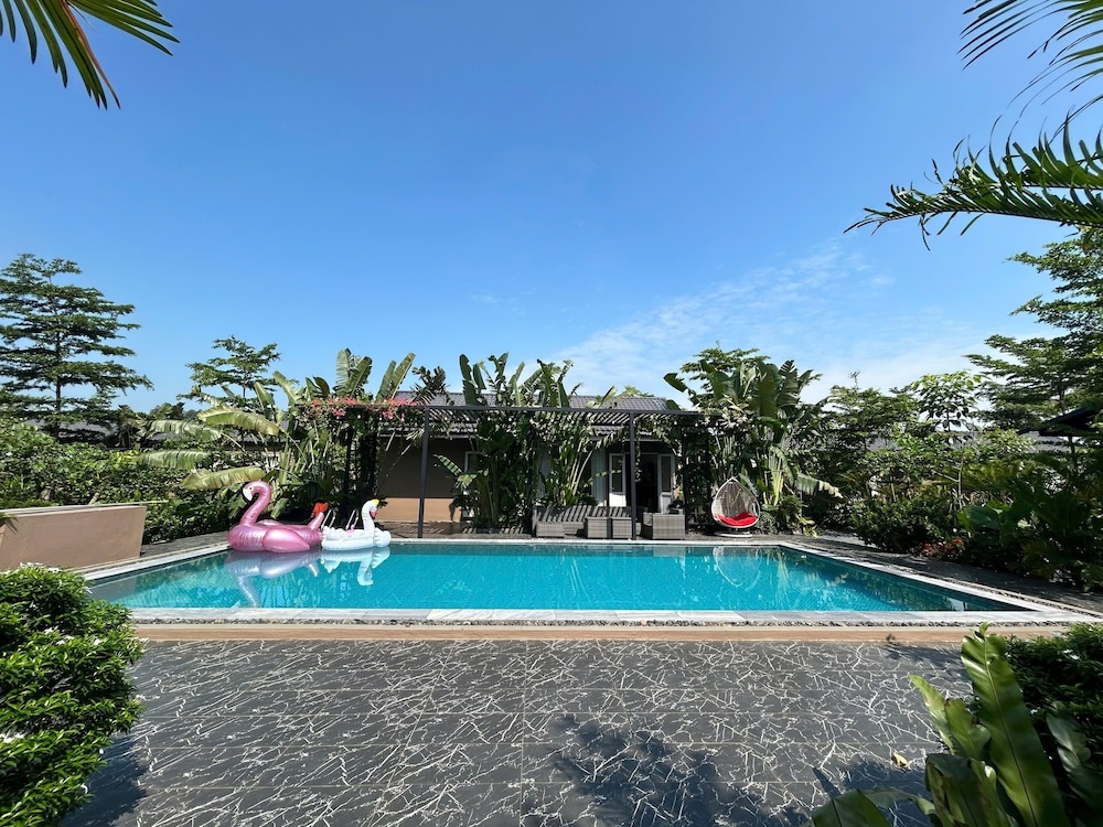 Lakeside View Villa Chuong My Ha Noi — 4-Star Luxury Hotel in Hanoi, Vietnam