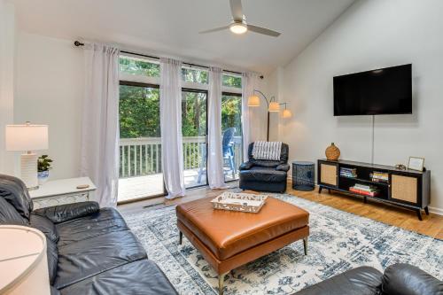 Keowee Key Condo w Lake Access & Community Pools — 4-Star Luxury Hotel in Salem, United States