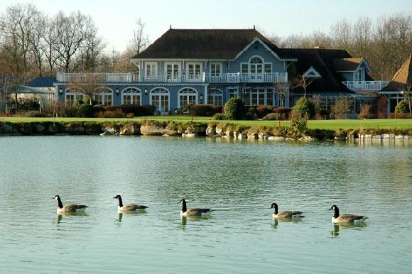 Etiolles Country Club - carbon neutral hotel in Etiolles