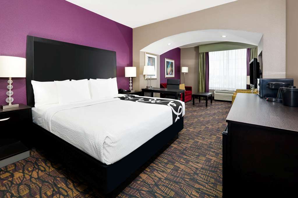 La Quinta Inn & Suites by Wyndham Jourdanton Pleasanton - photo 8