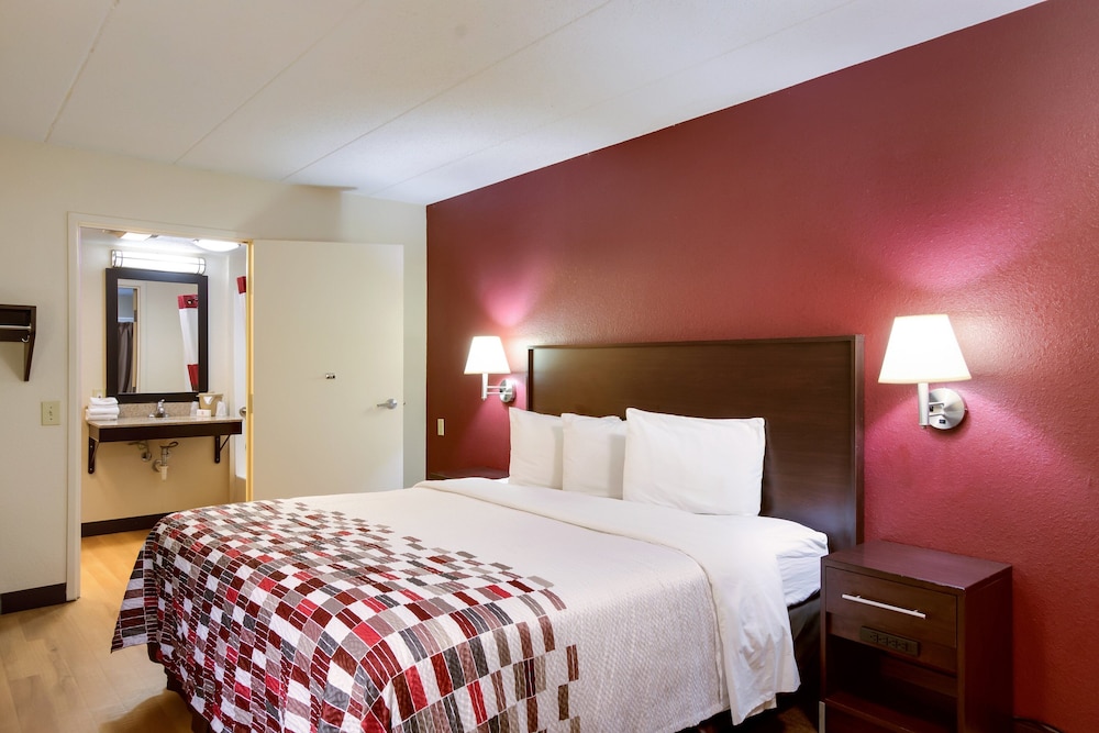 Red Roof Inn Grand Rapids Airport - photo 10