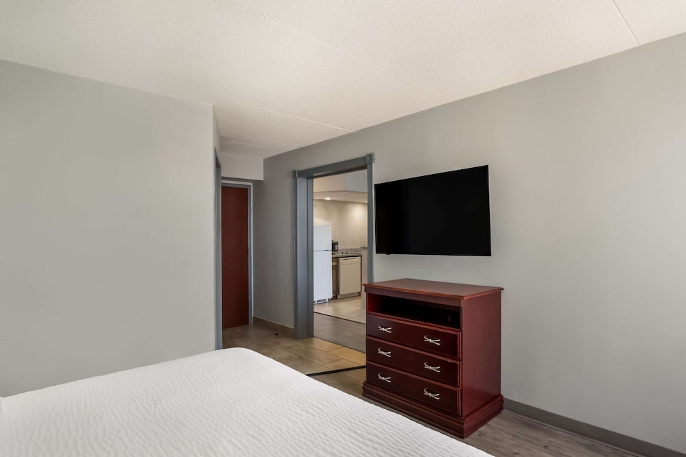 Clarion Inn & Suites Grand Rapids Airport - photo 44
