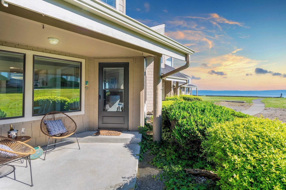 Beachcomber's Bliss by Avantstay Steps to the Beach Ocean Views — hotel in Freeland