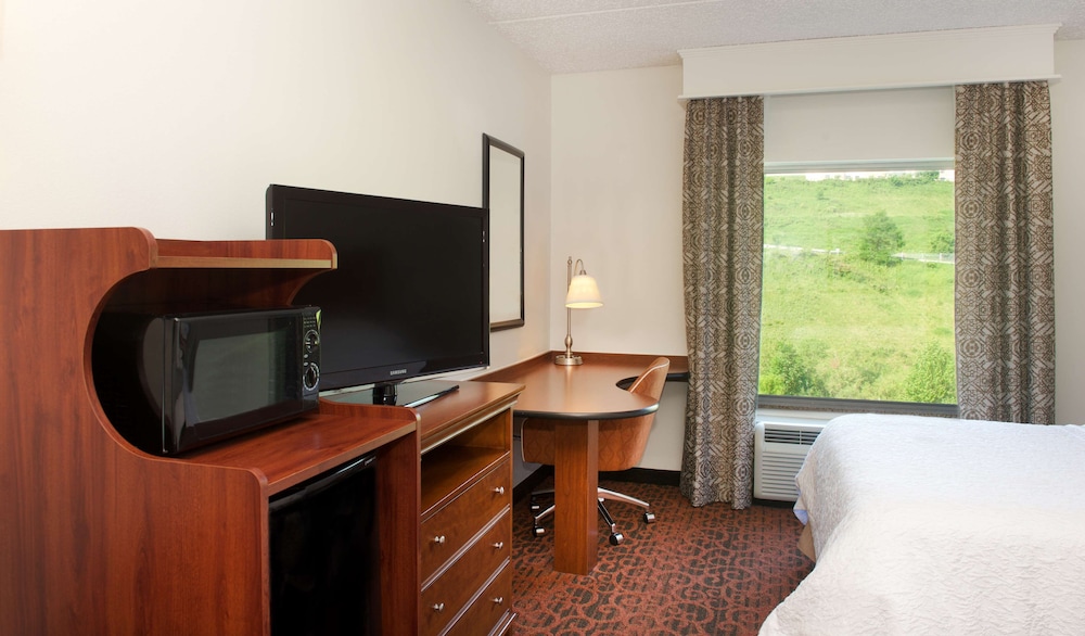 Hampton Inn & Suites Pittsburgh Meadow Lands - photo 7