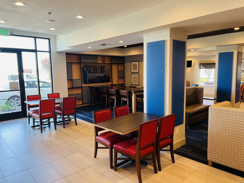 Holiday Inn Express & Suites Salinas by IHG - photo 32