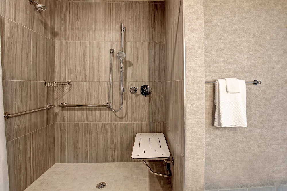 Embassy Suites by Hilton Rockford Riverfront - photo 38