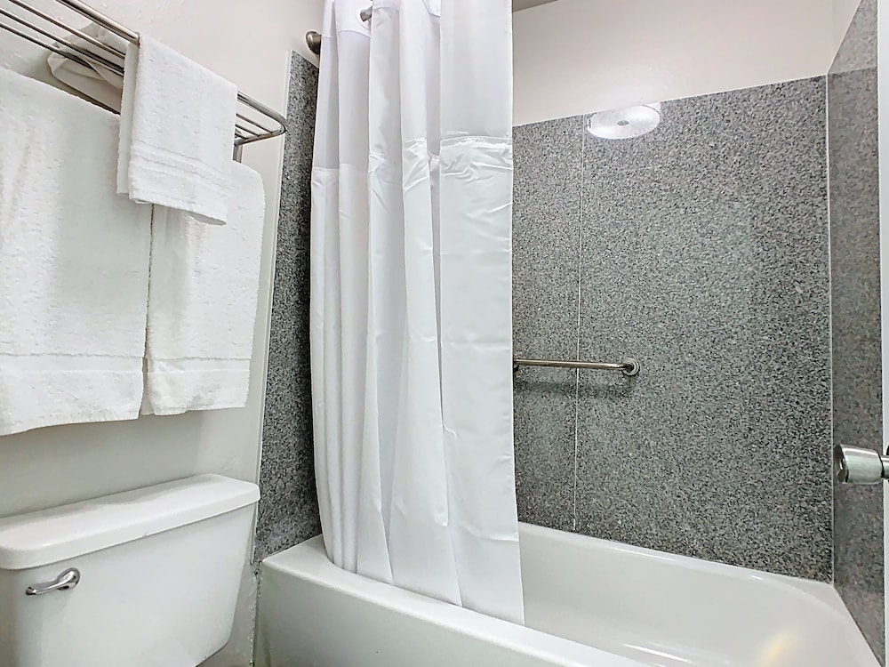 Quality Inn Davenport Maingate South - photo 26
