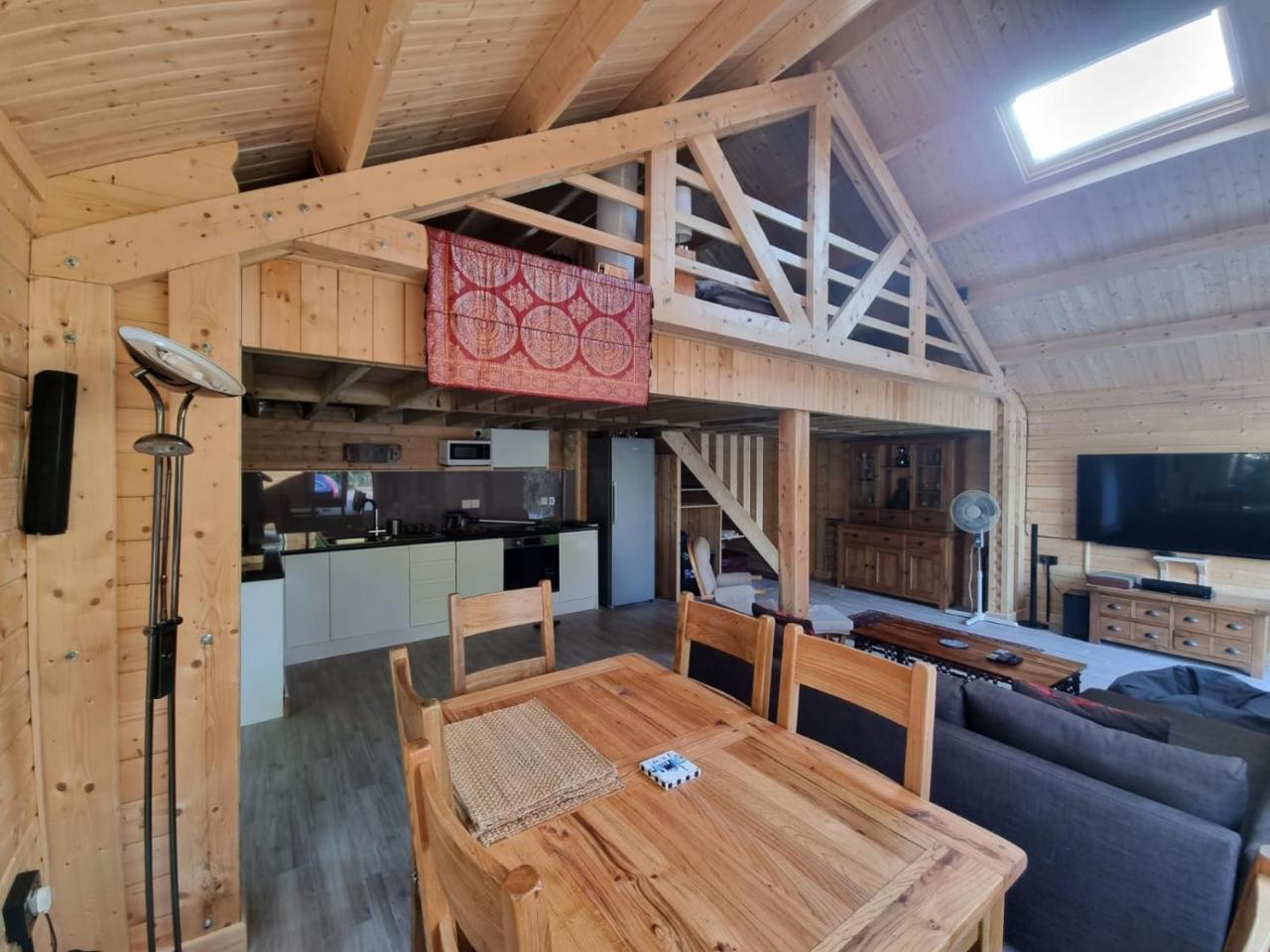 Spacious Cabin EVCharger and free Parking near Cambridge — 4-Star Luxury Hotel in Cambridge, United Kingdom