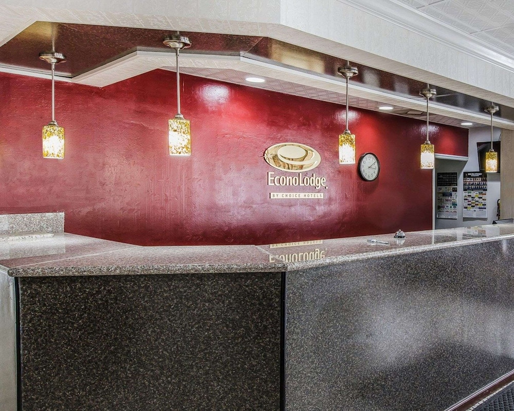 Econo Lodge Douglas - photo 4