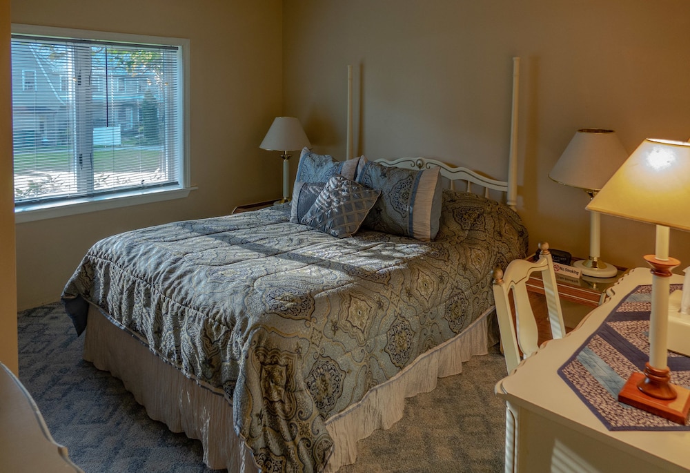 Maple Springs Lake Side Inn — Lakeside