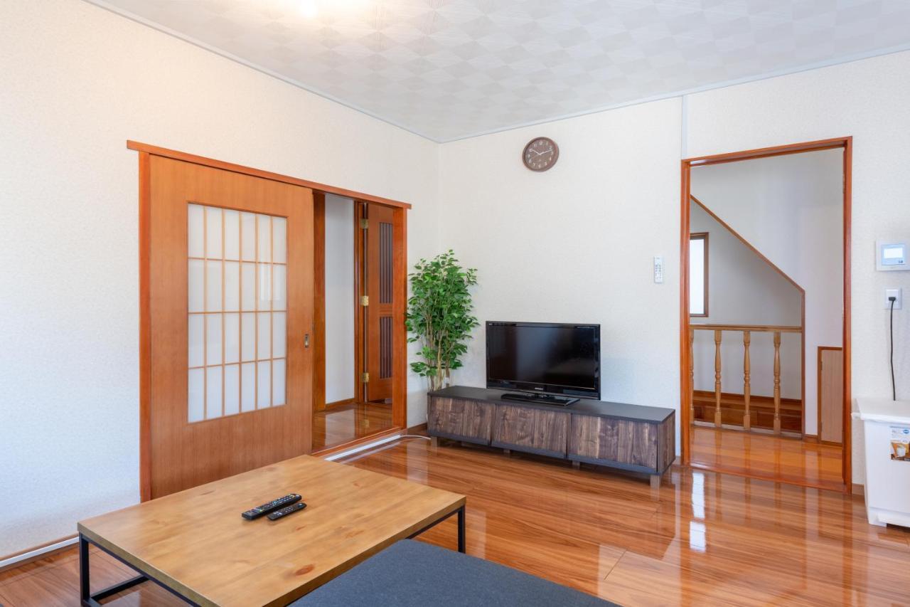 Hirai 10 minutes’ walk from Hirai Station Direct service to Shinjuku and Akihabara 平井戸建