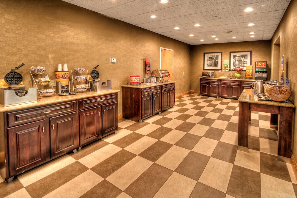 Hampton Inn & Suites Kalamazoo Oshtemo - photo 33