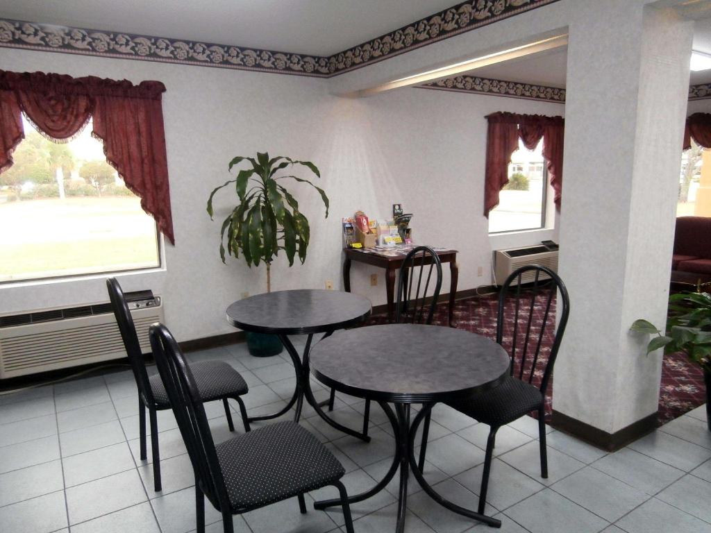 Americas Best Value Inn Valdosta Lake Park - photo 4