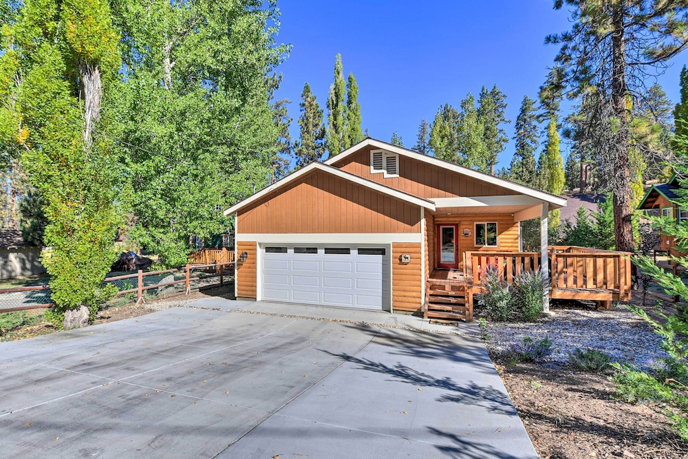 Half mi to Bear Mtn Ski Resort: Cabin w Hot Tub