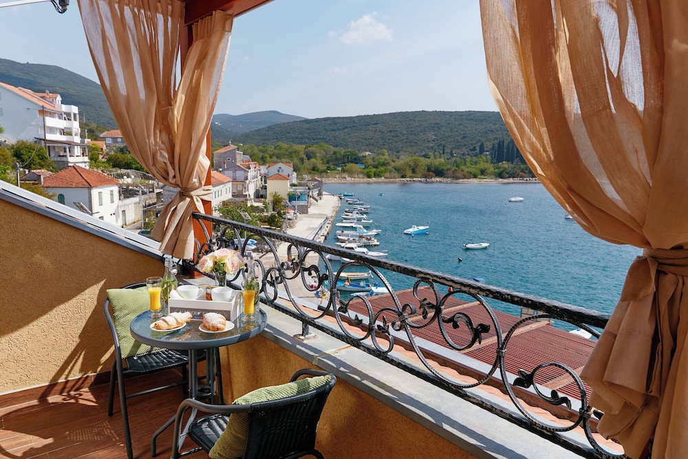 Beachfront Villa Adria Happy Rentals — 4-Star Luxury Hotel in Kotor, Montenegro