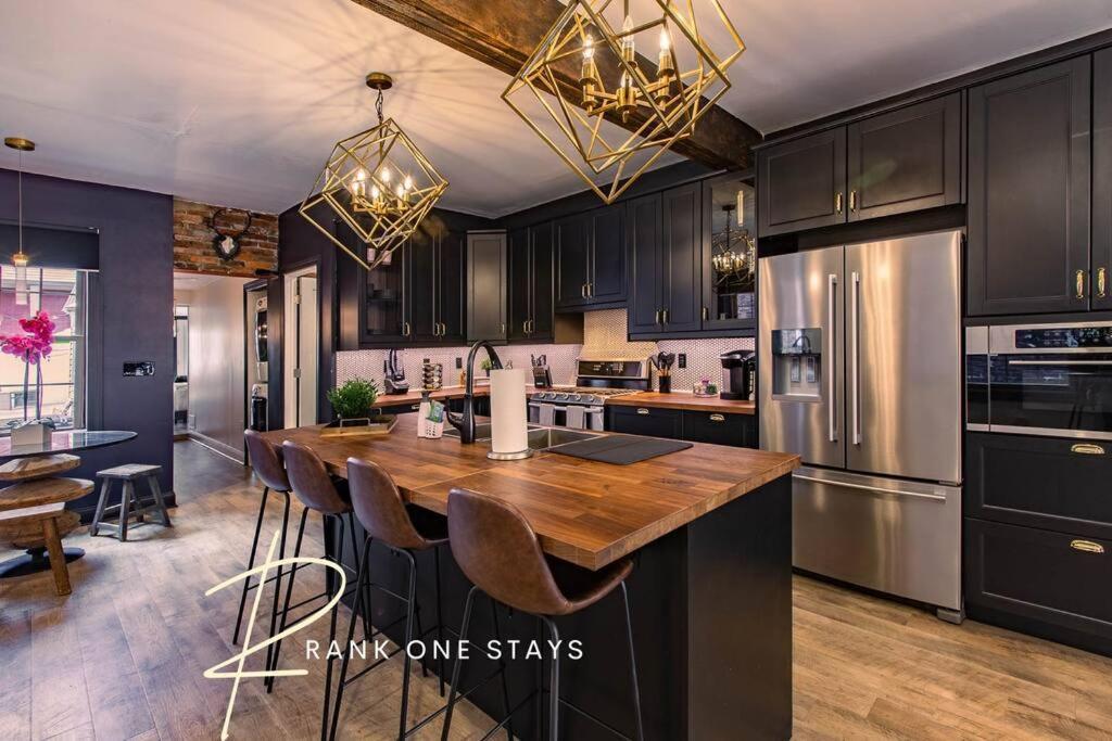 King Bed Free Parking BBQ Fire pit Arcade in Pittsburgh, United States