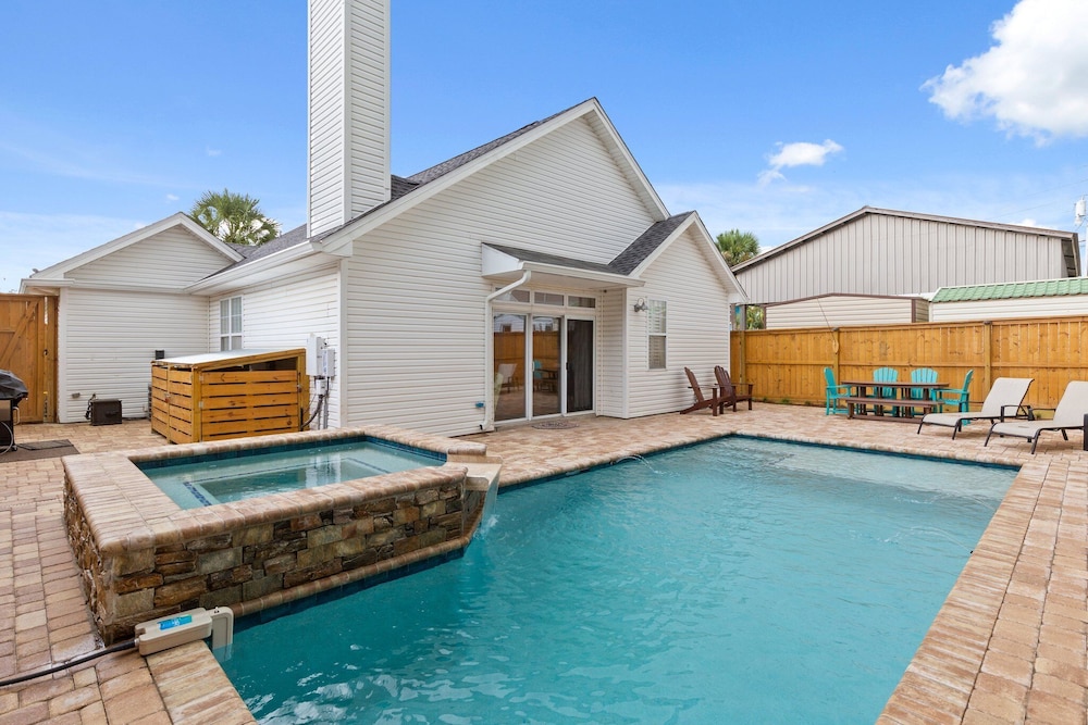 Expertly Decorated Family Home Steps to Beach w a Private Heated Pool & Spa — 4-Star Luxury Hotel in Panama City Beach, United States
