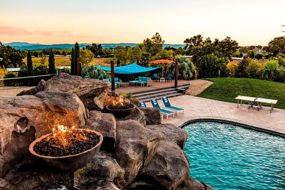 Mermaid by Avantstay Private Estate w Pool Volleyball & Arcade - photo 12
