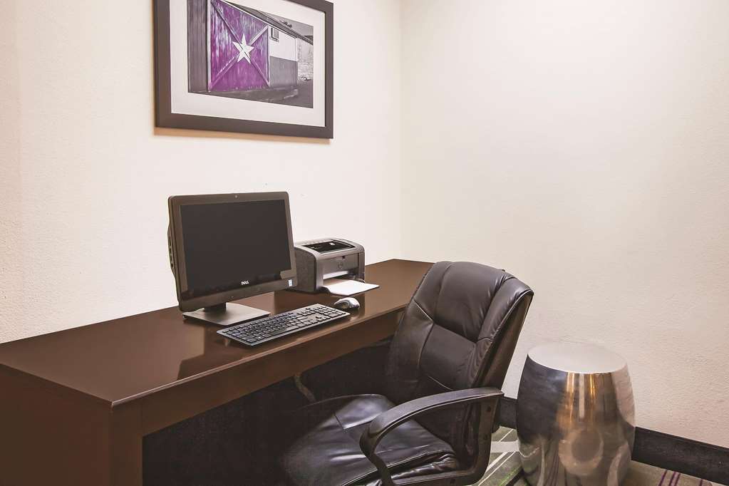 La Quinta Inn & Suites by Wyndham Beaumont West - photo 44