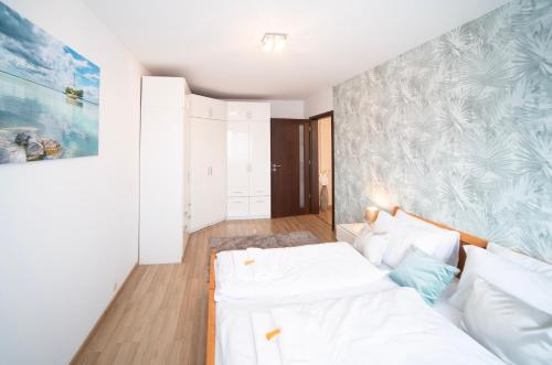 Crown & Comfort 4 ppl Wi Fi TV AC — 4-Star Luxury Hotel in Budapest, Hungary