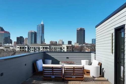 Modern 4br Heart of Downtown Raleigh Views in Raleigh, United States
