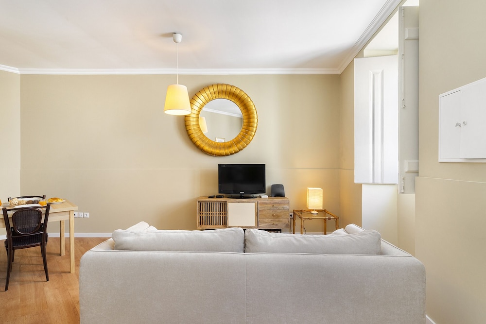 WHome Urban Comfort: 1 BR near Airport & Train Station — 4-Star Luxury Hotel in Lisbon, Portugal