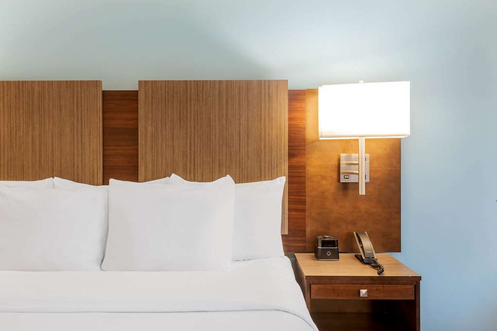 La Quinta Inn & Suites by Wyndham Aberdeen APG - photo 10