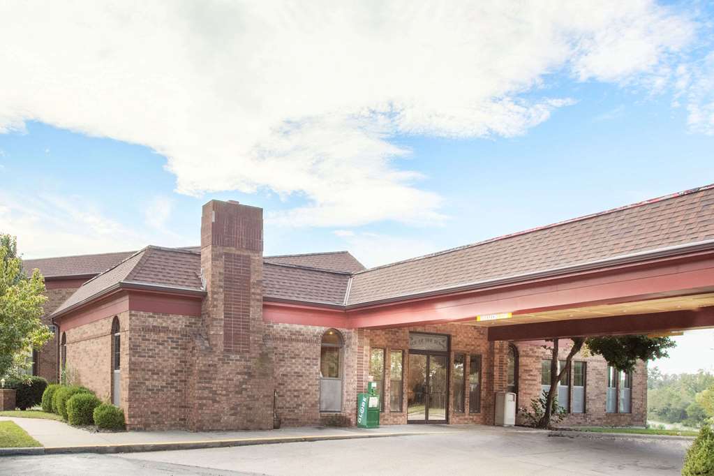 Super 8 by Wyndham Atchison - carbon neutral hotel in Atchison