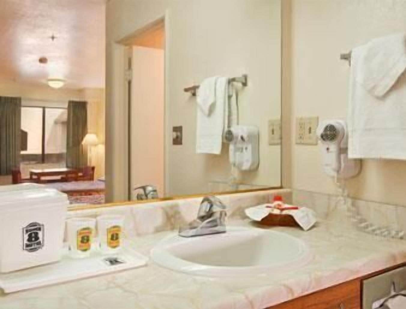 Super 8 by Wyndham Bakersfield South CA - photo 3