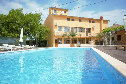 XXL Holiday Home with Pool — 4-Star Luxury Hotel in Marcana, Croatia