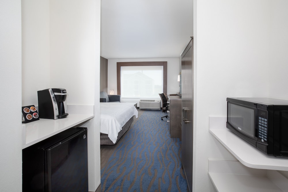 Holiday Inn Express & Suites Great Bend by IHG - photo 9