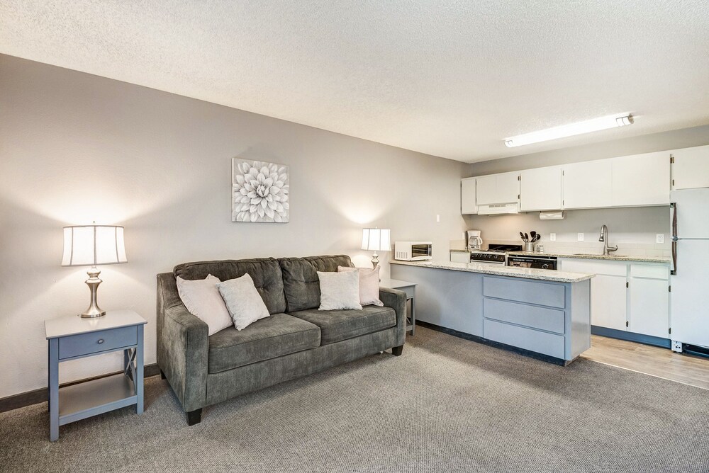Bend Riverside Inn & Suites - photo 233