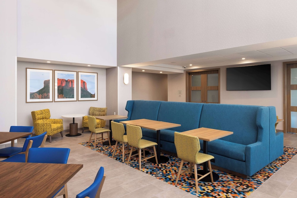 Hampton Inn & Suites by Hilton Cottonwood - photo 2
