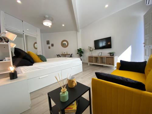 Estudio Con Piscina Y Parking Playa a 4 Min a Pie Tren a 2 Min in Fuengirola, Spain