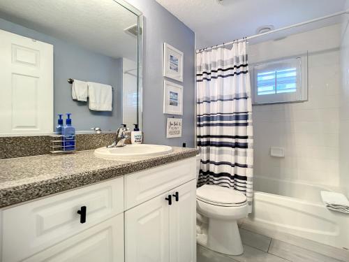 Oceanwalk Jr. Penthouse Across from pool tennis shuffleboard Walk to beach OW7 207 — 4-Star Luxury Hotel in New Smyrna Beach, United States