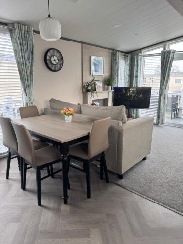2 Bedroom Villa Lakeside Holiday Park — 4-Star Luxury Hotel in Chichester, United Kingdom