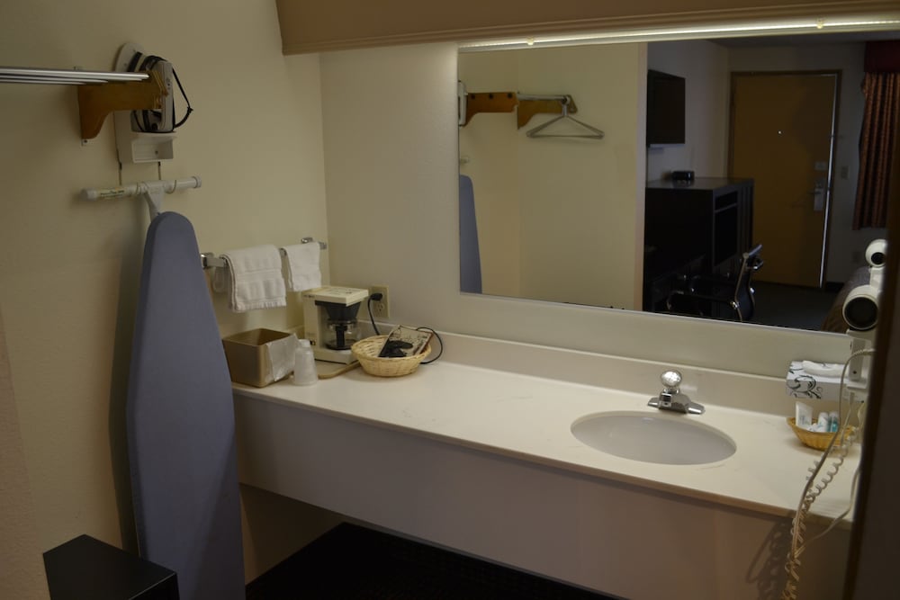 PepperTree Inn - photo 23