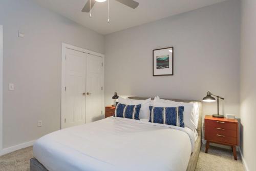 CozySuites Music Row Spacious 1BR with free parking 60 — 4-Star Luxury Hotel in Nashville, United States