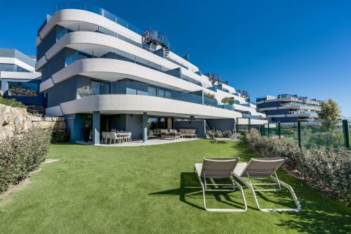Sr Oasis 325 2 Bdr Penthouse with Sea View — 4-Star Luxury Hotel in Estepona, Spain