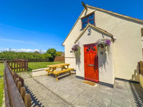 Snug Dog Friendly Country Cottage — 4-Star Luxury Hotel in Weston-Super-Mare, United Kingdom