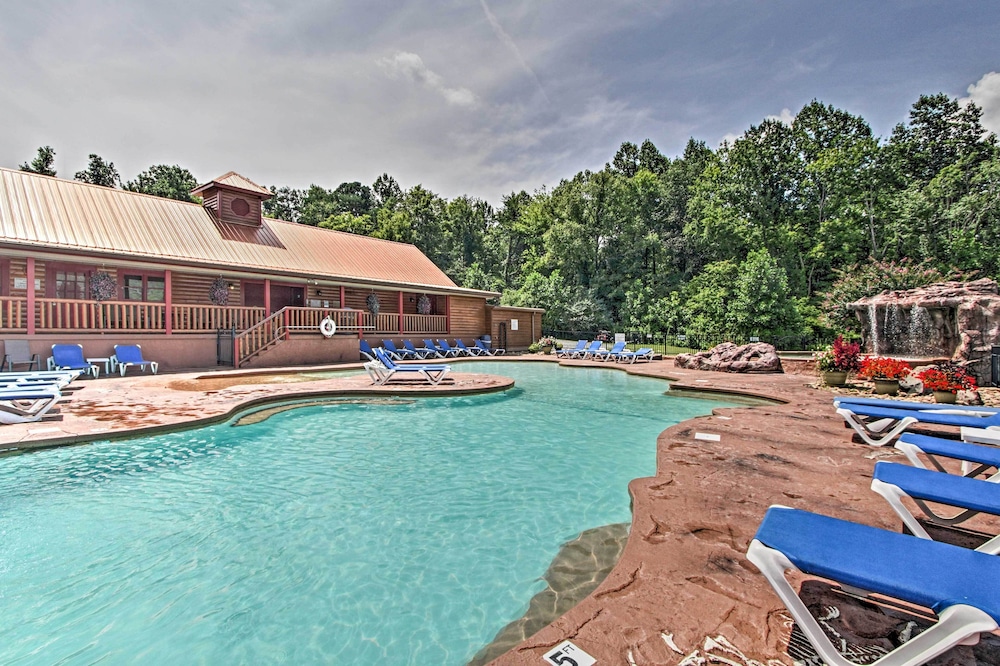 Near Hiking Trails: Gatlinburg Condo w Sauna — 4-Star Luxury Hotel in Gatlinburg, United States