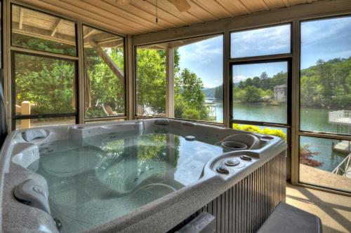 Jump Right In - last minute hotel in Blue Ridge