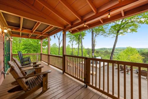 Best Views in Ellijay Waffle Bar King Bed HotTub in Ellijay, United States