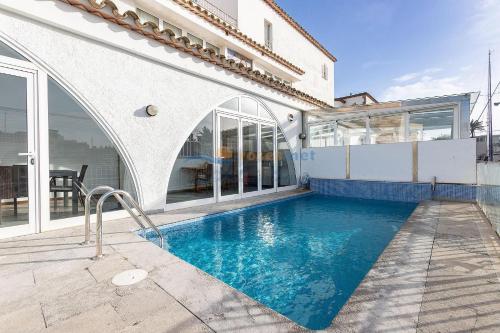 RNET Port Primer Empuriabrava — 4-Star Luxury Hotel in Empuriabrava, Spain